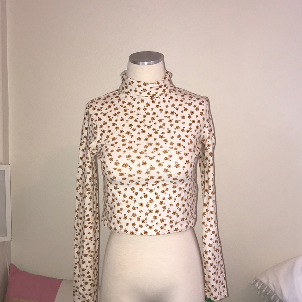 BRANDY MELVILLE FLOWER LONG SLEEVE